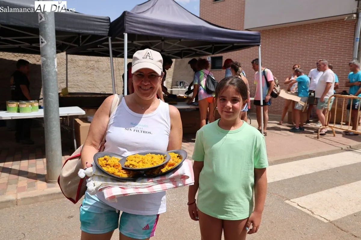 Doñinos se une en torno a una paella popular para poner el broche final a sus fiestas | FOTOS: David Sañudo