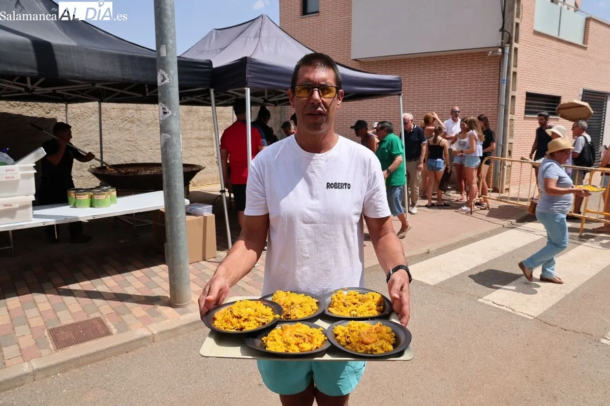 Doñinos se une en torno a una paella popular para poner el broche final a sus fiestas | FOTOS: David Sañudo