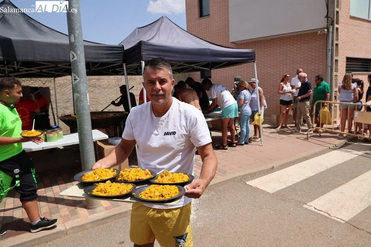 Doñinos se une en torno a una paella popular para poner el broche final a sus fiestas | FOTOS: David Sañudo