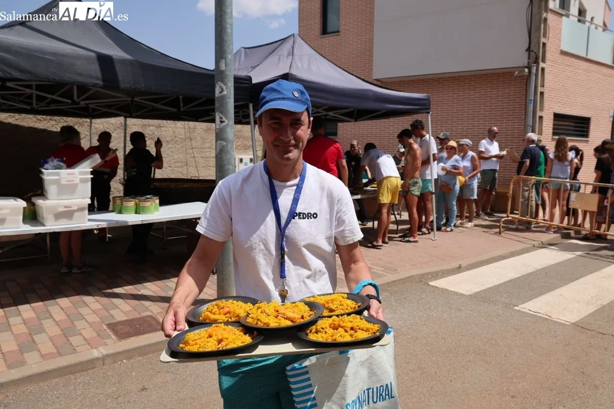 Doñinos se une en torno a una paella popular para poner el broche final a sus fiestas | FOTOS: David Sañudo