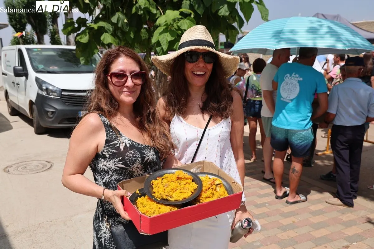 Doñinos se une en torno a una paella popular para poner el broche final a sus fiestas | FOTOS: David Sañudo