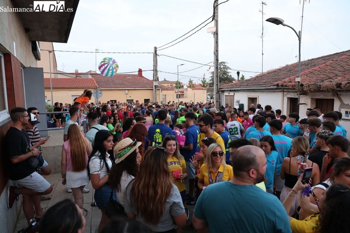 Chupinzado y pregón para comenzar las fiestas de Doñinos | FOTOS: David Sañudo 