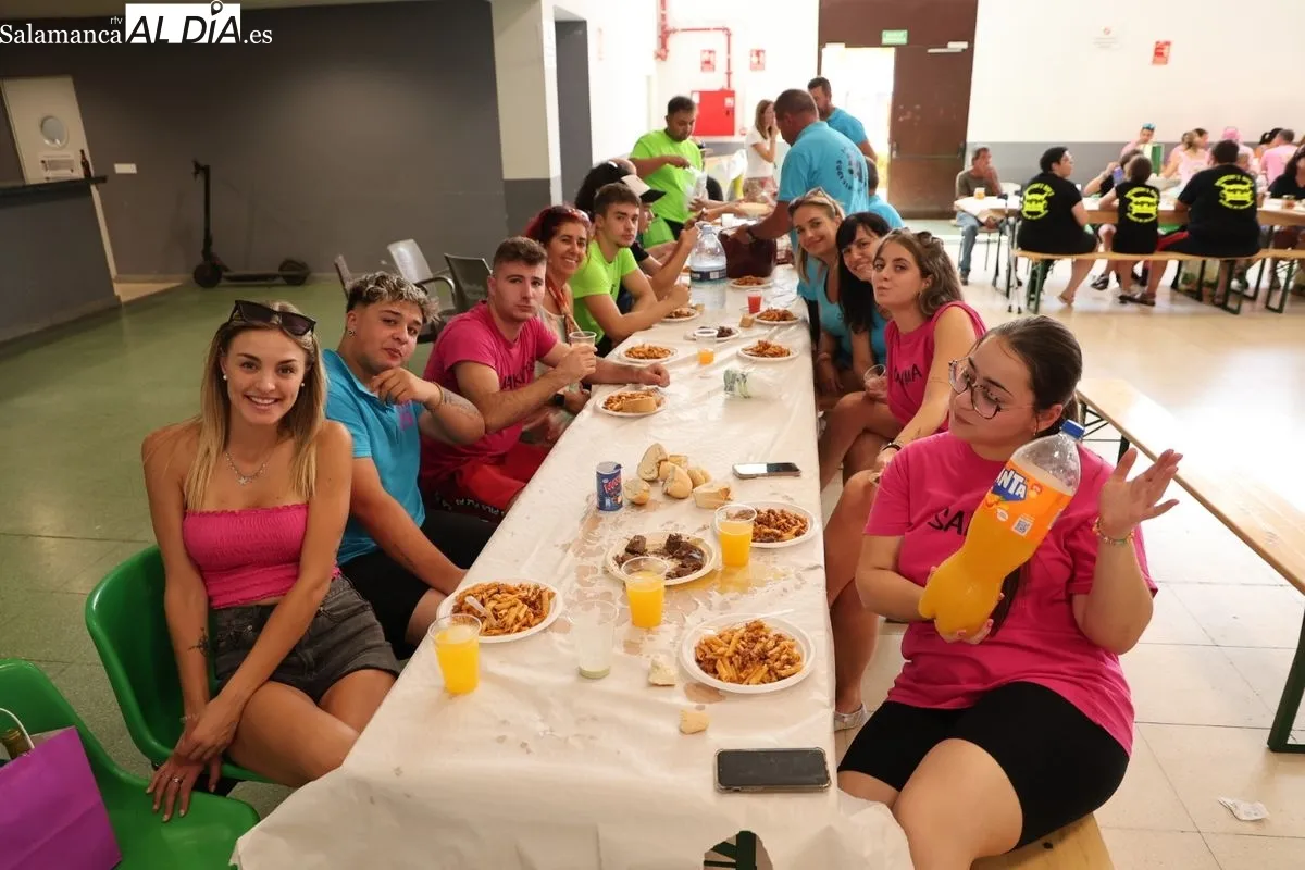 Doñinos disfruta de una paella para celebrar sus fiestas patronales | FOTOS: David Sañudo