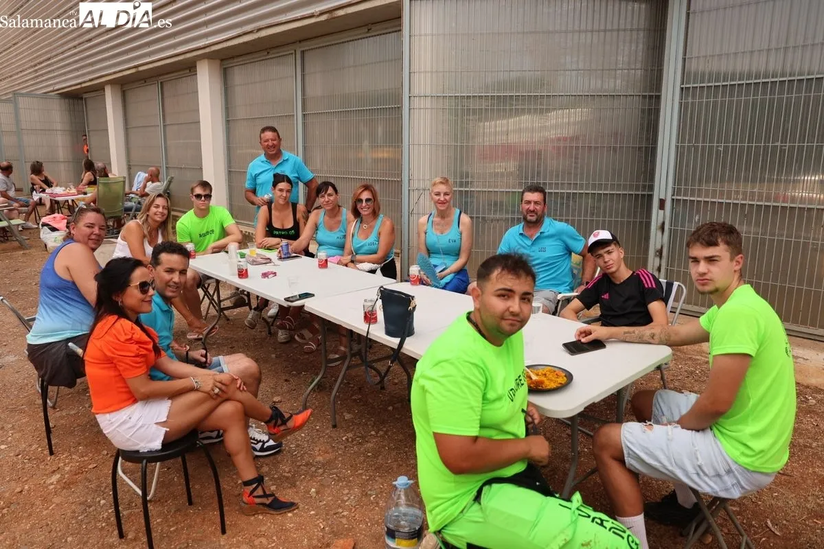 Doñinos se une en torno a una paella popular para poner el broche final a sus fiestas | FOTOS: David Sañudo
