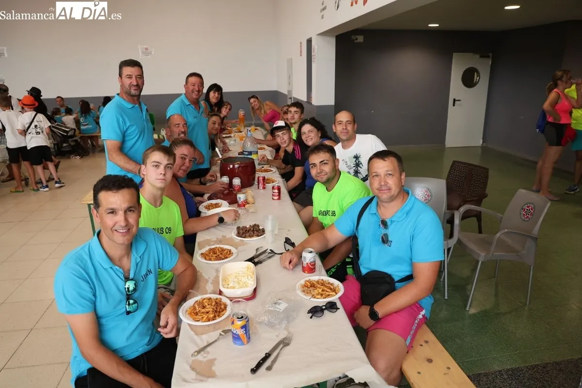 Doñinos disfruta de una paella para celebrar sus fiestas patronales | FOTOS: David Sañudo
