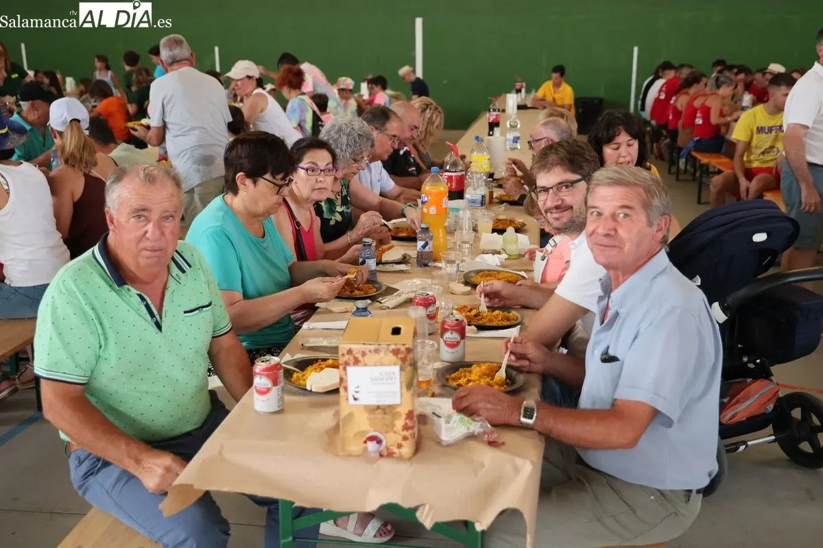 Doñinos se une en torno a una paella popular para poner el broche final a sus fiestas | FOTOS: David Sañudo