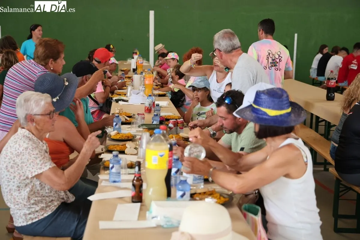 Doñinos se une en torno a una paella popular para poner el broche final a sus fiestas | FOTOS: David Sañudo