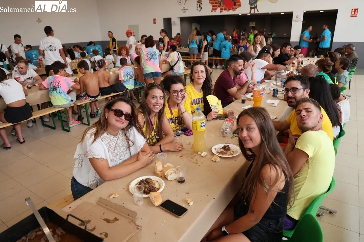 Doñinos disfruta de una paella para celebrar sus fiestas patronales | FOTOS: David Sañudo