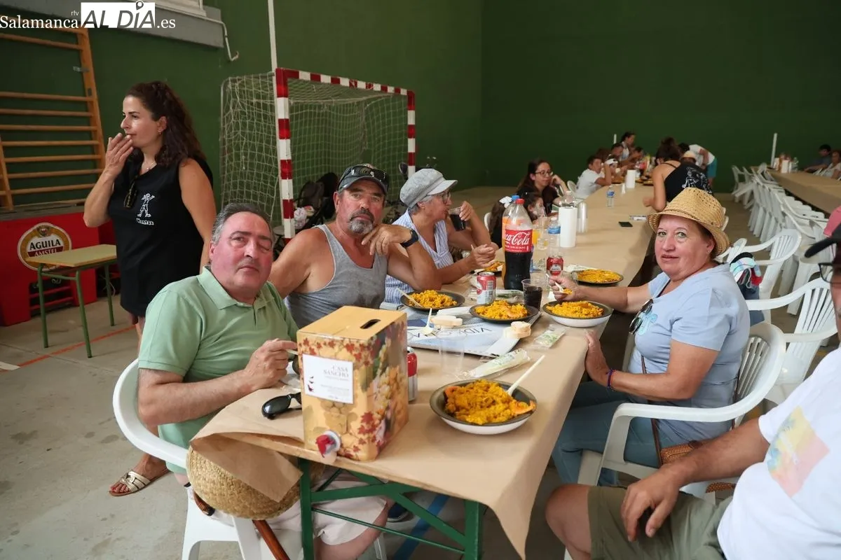 Doñinos se une en torno a una paella popular para poner el broche final a sus fiestas | FOTOS: David Sañudo