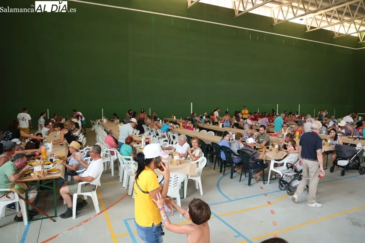 Doñinos se une en torno a una paella popular para poner el broche final a sus fiestas | FOTOS: David Sañudo