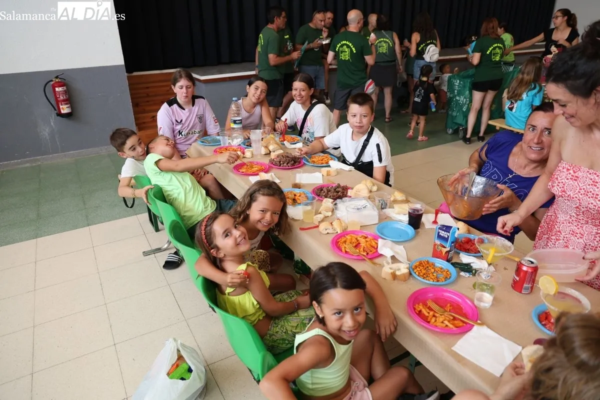 Doñinos disfruta de una paella para celebrar sus fiestas patronales | FOTOS: David Sañudo