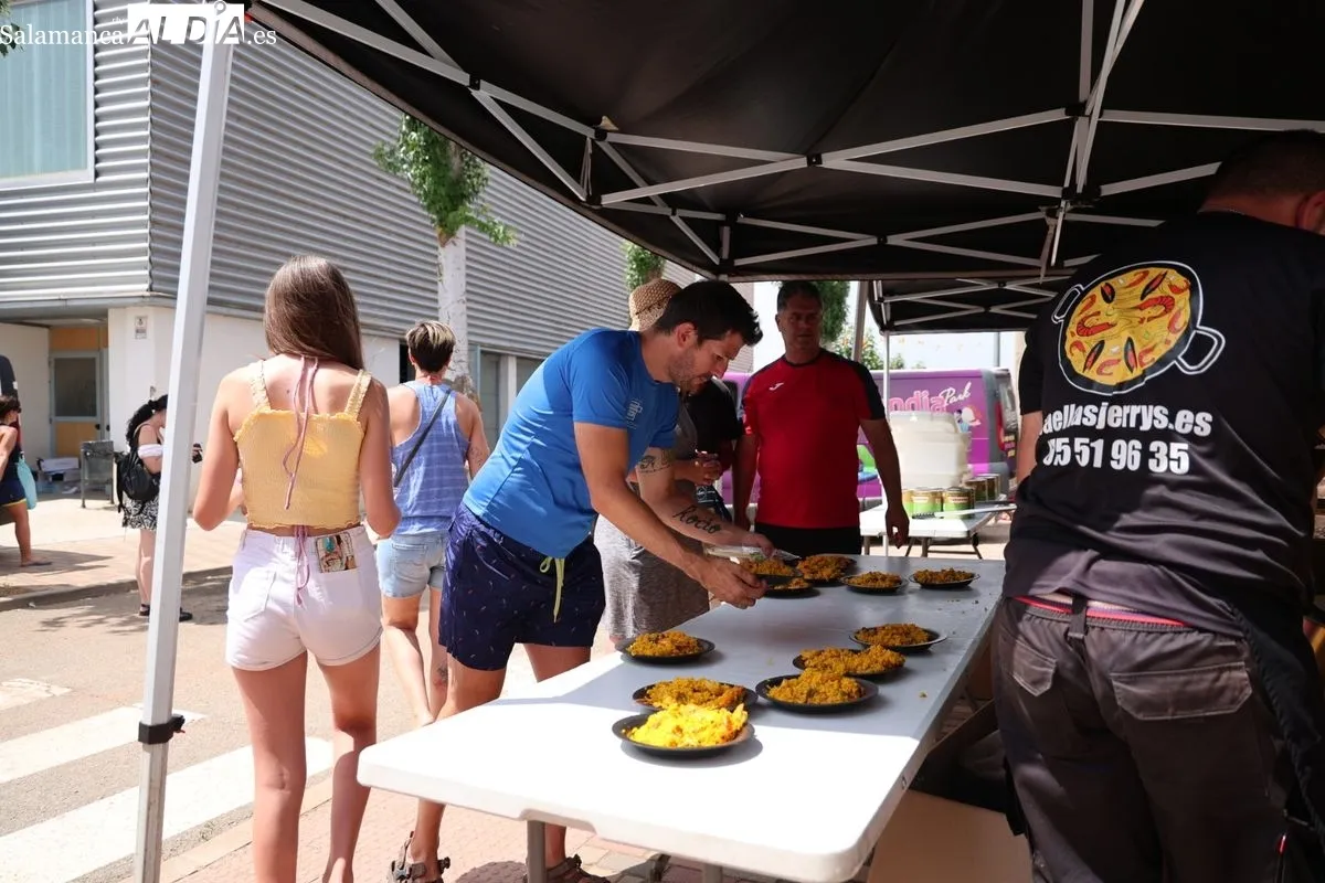 Doñinos se une en torno a una paella popular para poner el broche final a sus fiestas | FOTOS: David Sañudo