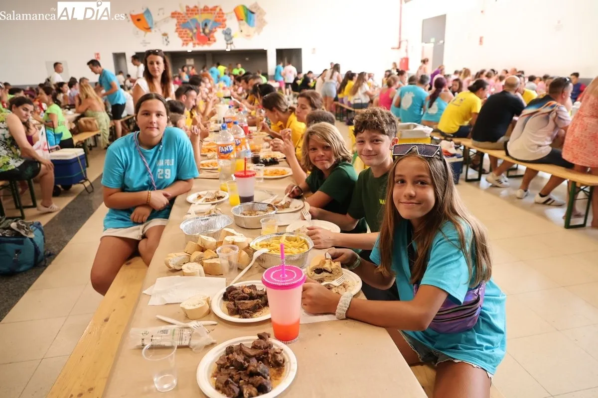 Doñinos disfruta de una paella para celebrar sus fiestas patronales | FOTOS: David Sañudo