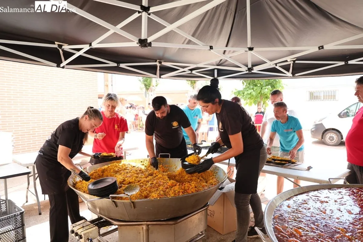 Doñinos se une en torno a una paella popular para poner el broche final a sus fiestas | FOTOS: David Sañudo