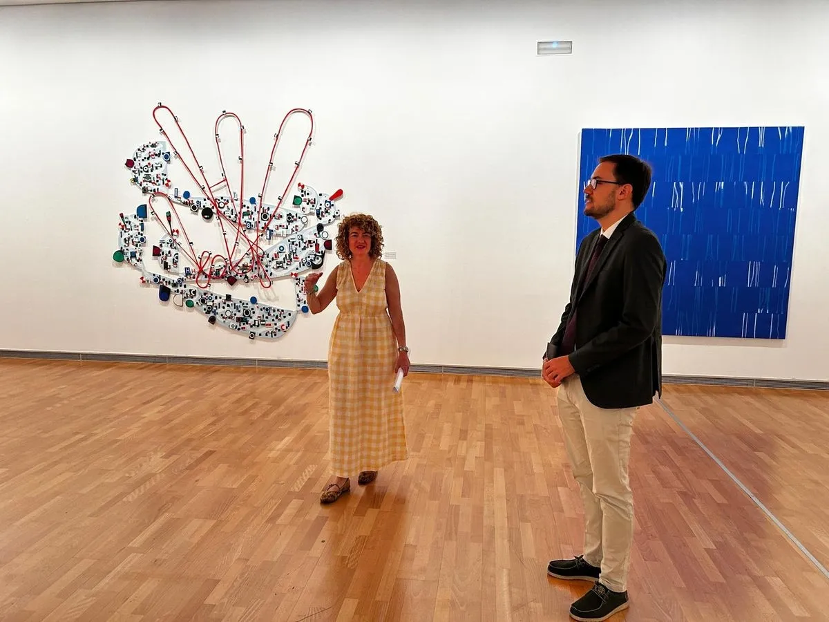 El concejal de Cultura y Turismo, Ángel Fernández, y la comisaria María Ríos presentan la exposición ‘Horizonte vertical’