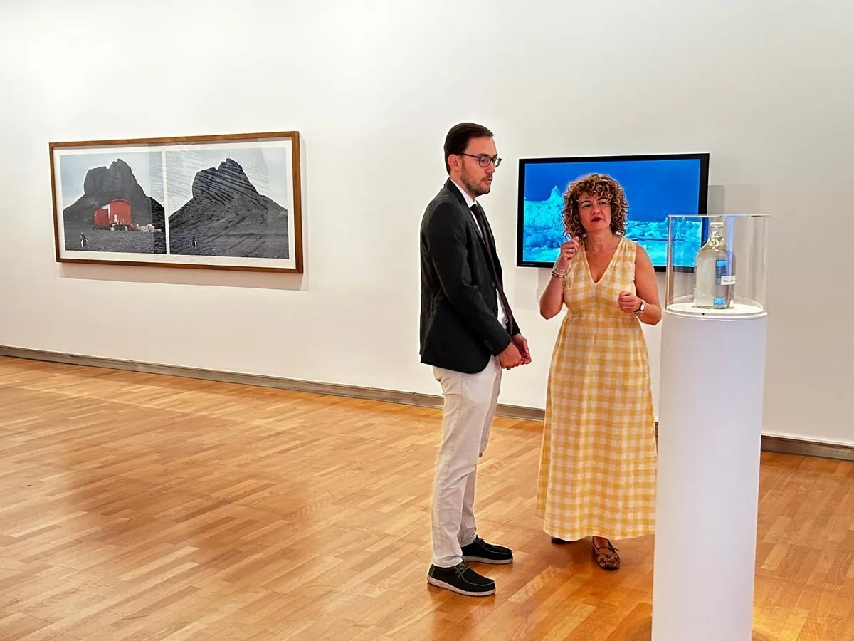 El concejal de Cultura y Turismo, Ángel Fernández, y la comisaria María Ríos presentan la exposición ‘Horizonte vertical’