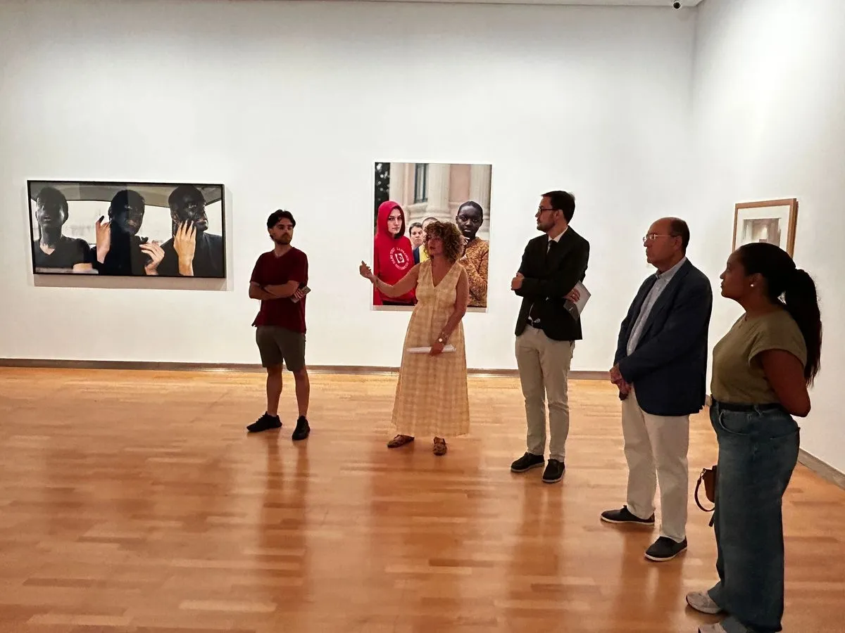 El concejal de Cultura y Turismo, Ángel Fernández, y la comisaria María Ríos presentan la exposición ‘Horizonte vertical’