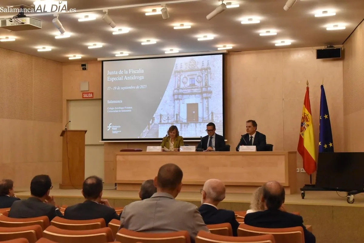 El rector de la USAL, Juan Manuel Corchado, Rosa Ana Morán Martínez, fiscal jefa de la Fiscalía Especial Antidroga, y Juan José Pereña Muñoz, fiscal jefe de la Fiscalía provincial de Salamanca. Foto de Vanesa Martins