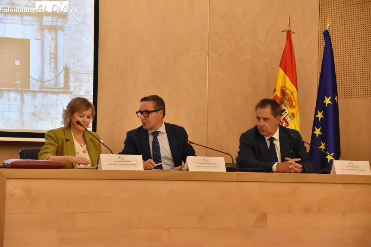 El rector de la USAL, Juan Manuel Corchado, Rosa Ana Morán Martínez, fiscal jefa de la Fiscalía Especial Antidroga, y Juan José Pereña Muñoz, fiscal jefe de la Fiscalía provincial de Salamanca. Foto de Vanesa Martins