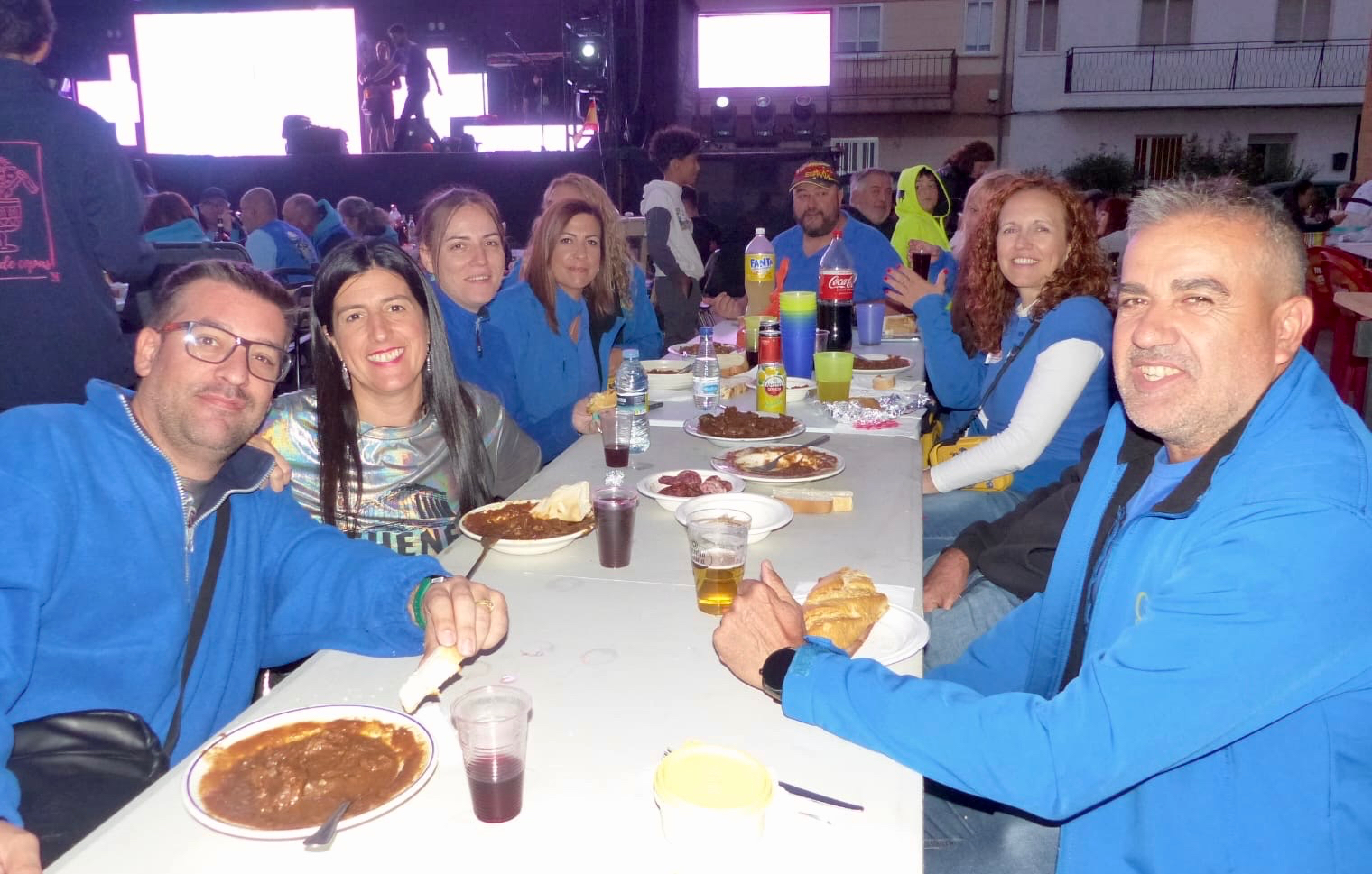 Villoria dice adiós a sus fiestas en una multitudinaria reunión vecinal para disfrutar juntos de la ‘merienda de la vaca’