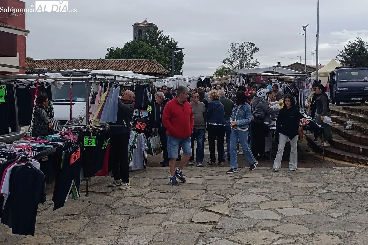 Buena afluencia de público al mercadillo de Trabanca / VÍCTOR PACHO