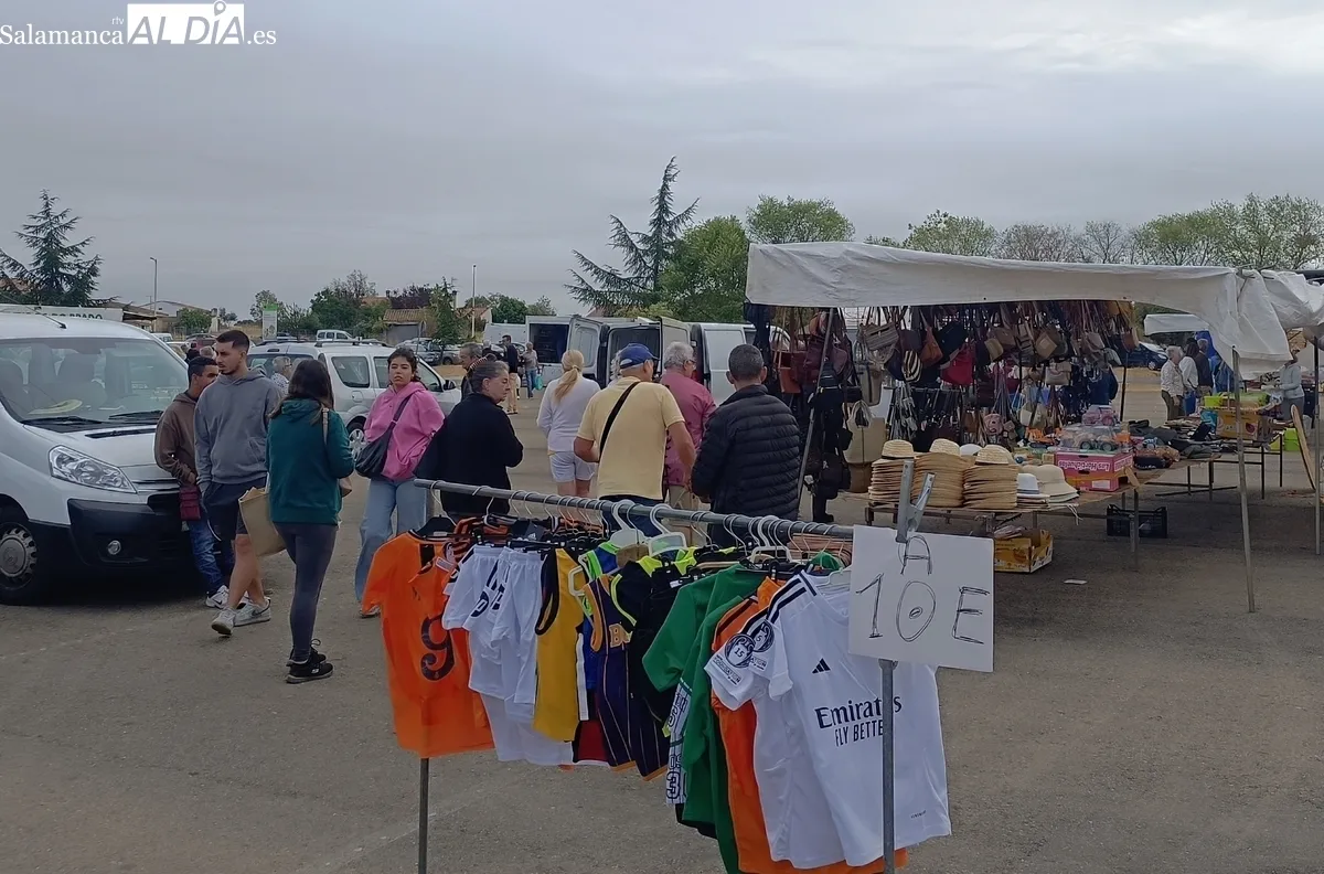 Buena afluencia de público al mercadillo de Trabanca / VÍCTOR PACHO
