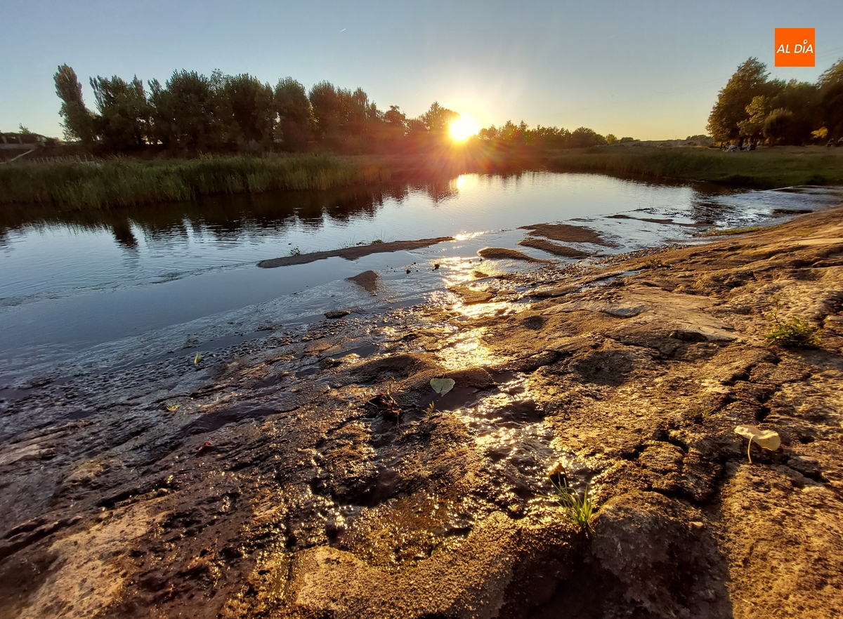 El verano dice adiós con varios mirobrigenses apurándolo a orillas del río