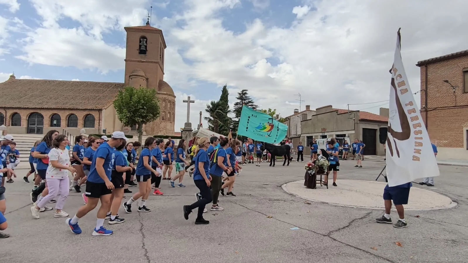 Foto 2 - Aldeaseca de la Frontera revive con emoci&oacute;n la Comuni&oacute;n del Higo junto a la XLV Marcha Teresiana