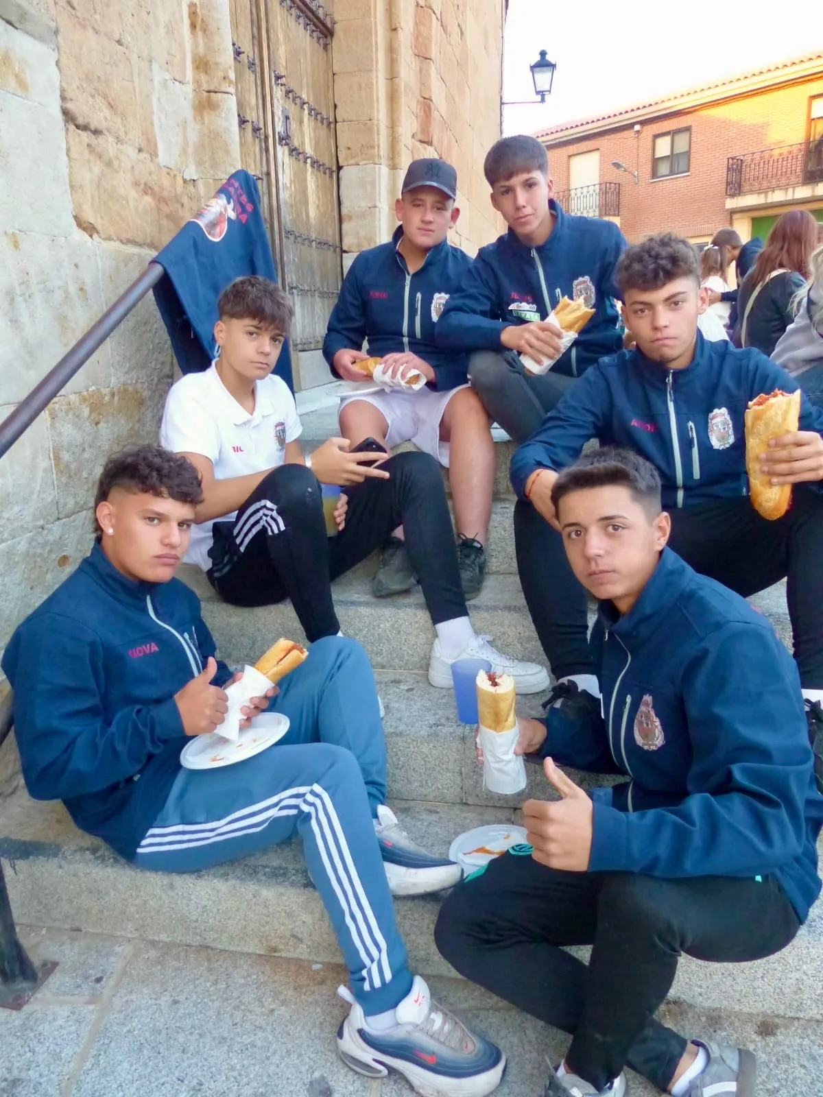 Foto 5 - Villoria dice adi&oacute;s a sus fiestas en una multitudinaria reuni&oacute;n vecinal para disfrutar juntos de la "merienda de la vaca"