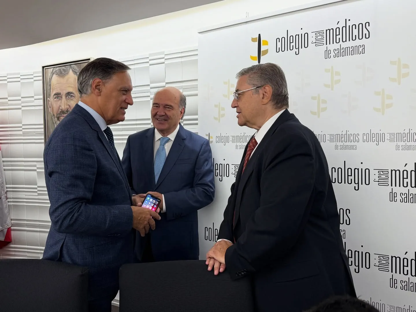 Foto 2 - La nueva junta directiva del Colegio de M&eacute;dicos de Salamanca toma posesi&oacute;n