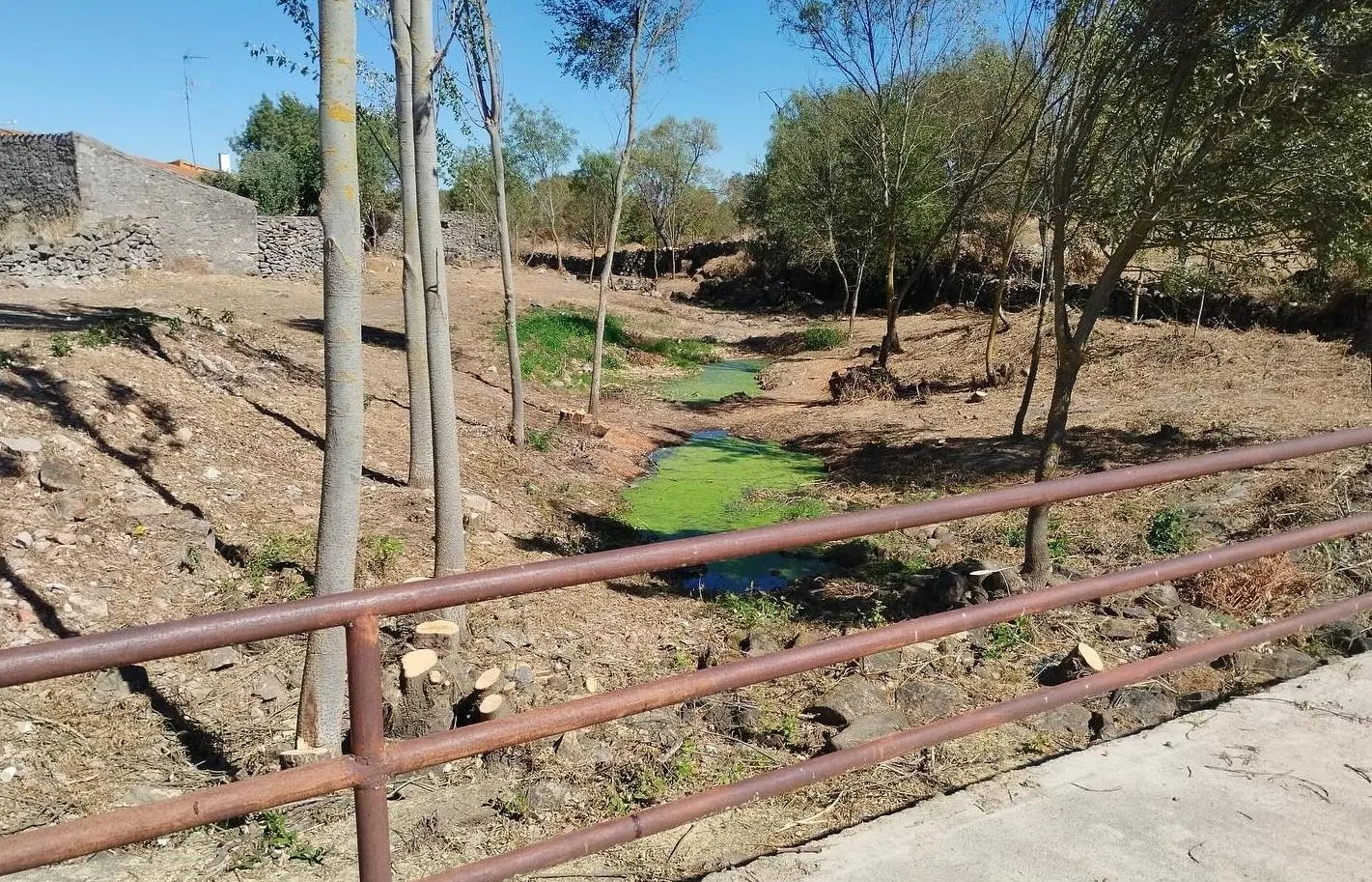 Foto 2 - Fuentes de O&ntilde;oro acondiciona el cauce de la Ribera del Berrocal