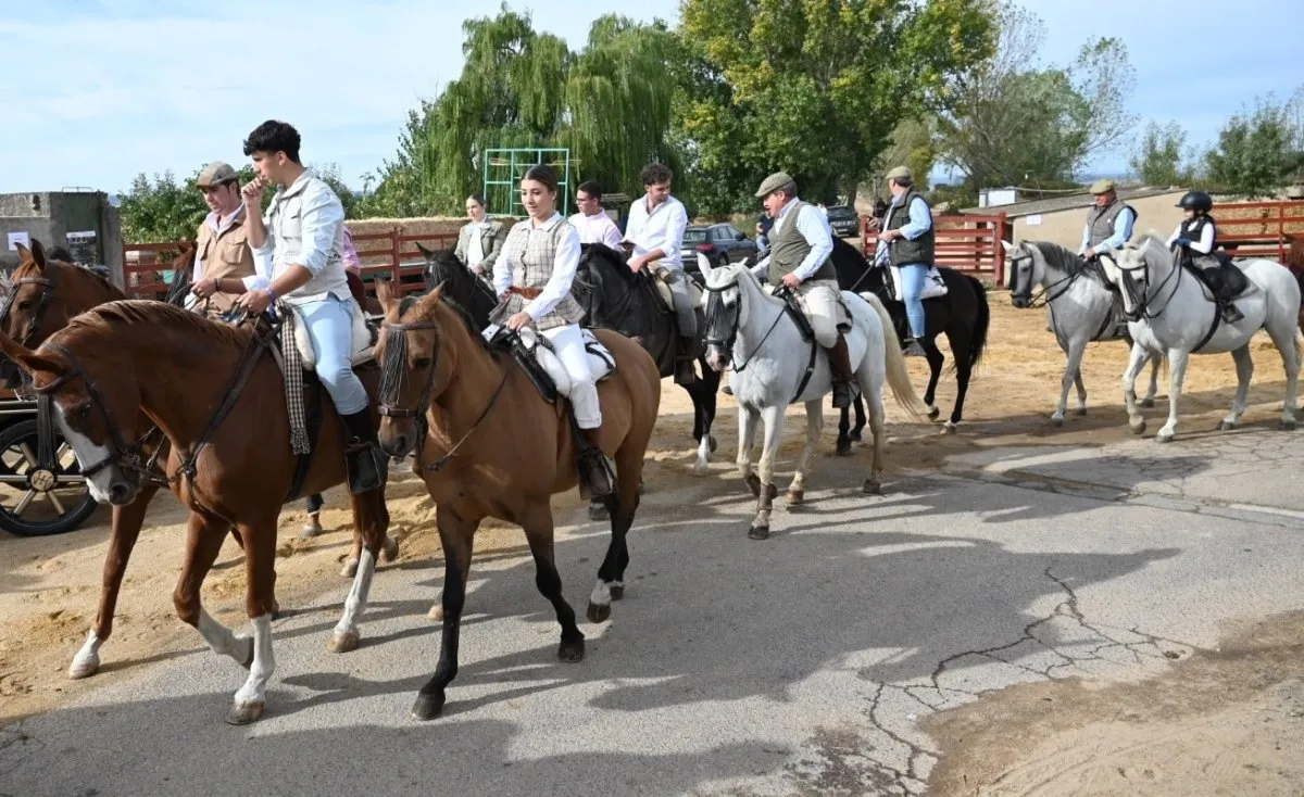 Foto 4 - Unas 120 personas participan a pie y a caballo en el paseo solidario de las fiestas de Pedrotoro