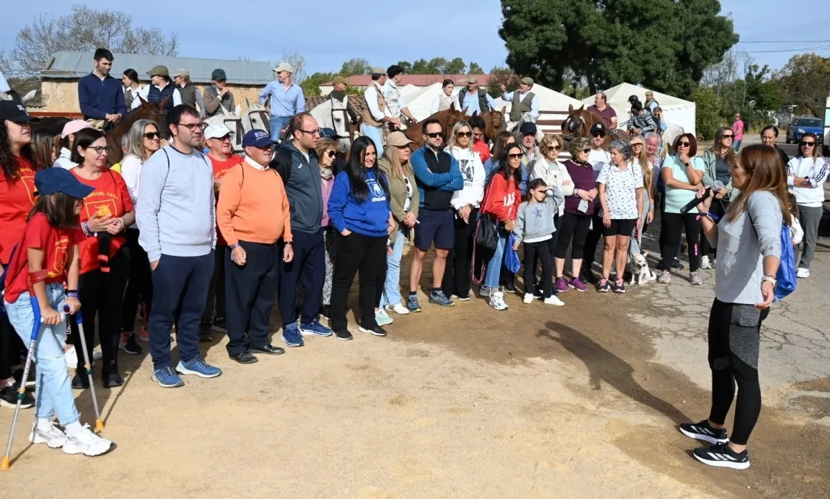 Foto 6 - Unas 120 personas participan a pie y a caballo en el paseo solidario de las fiestas de Pedrotoro