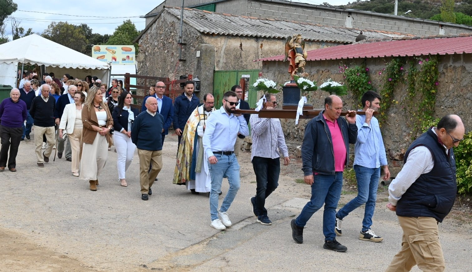 Los vecinos de Pedrotoro procesionan a su patrón