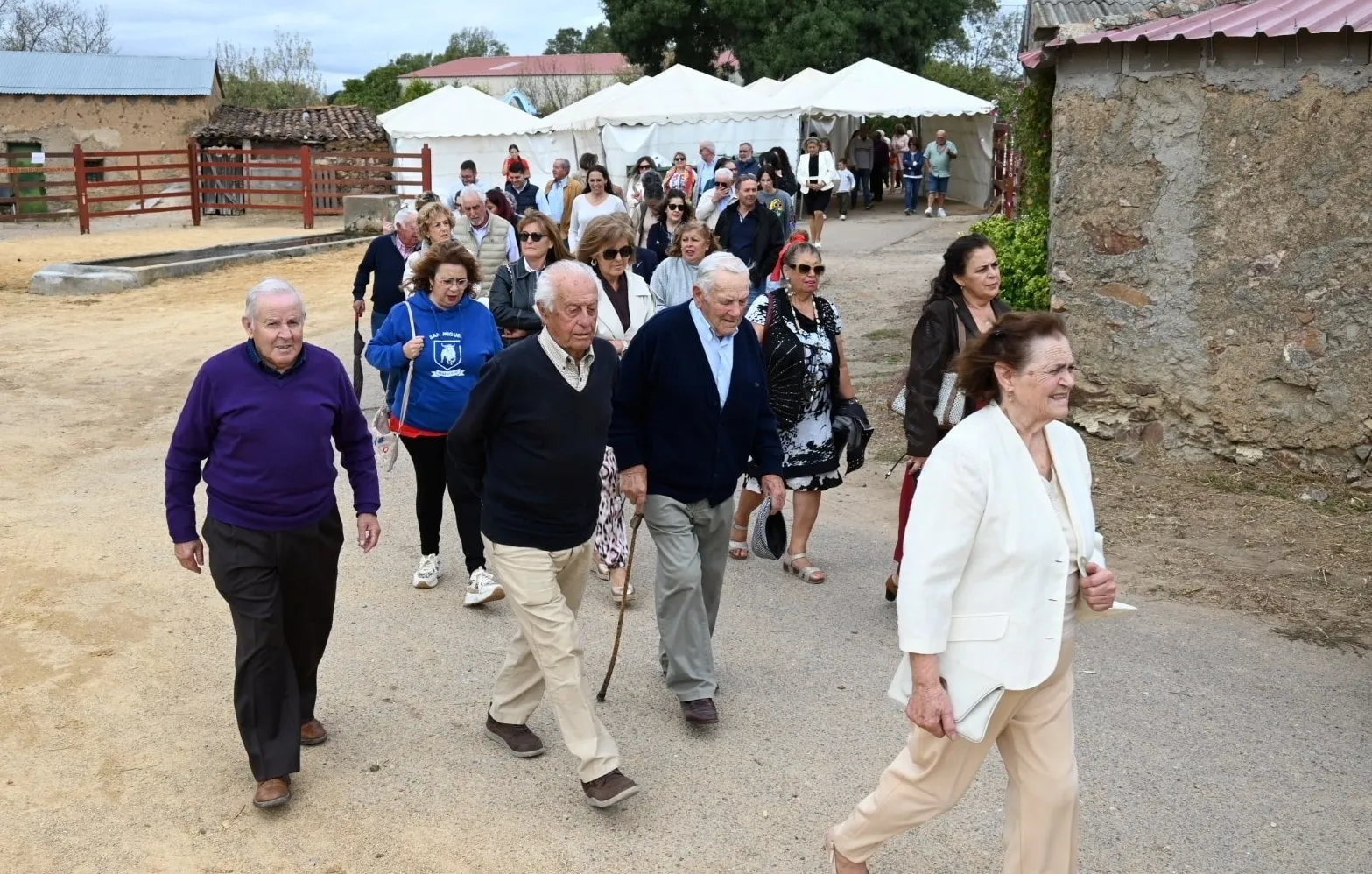 Foto 5 - Los vecinos de Pedrotoro procesionan a su patr&oacute;n