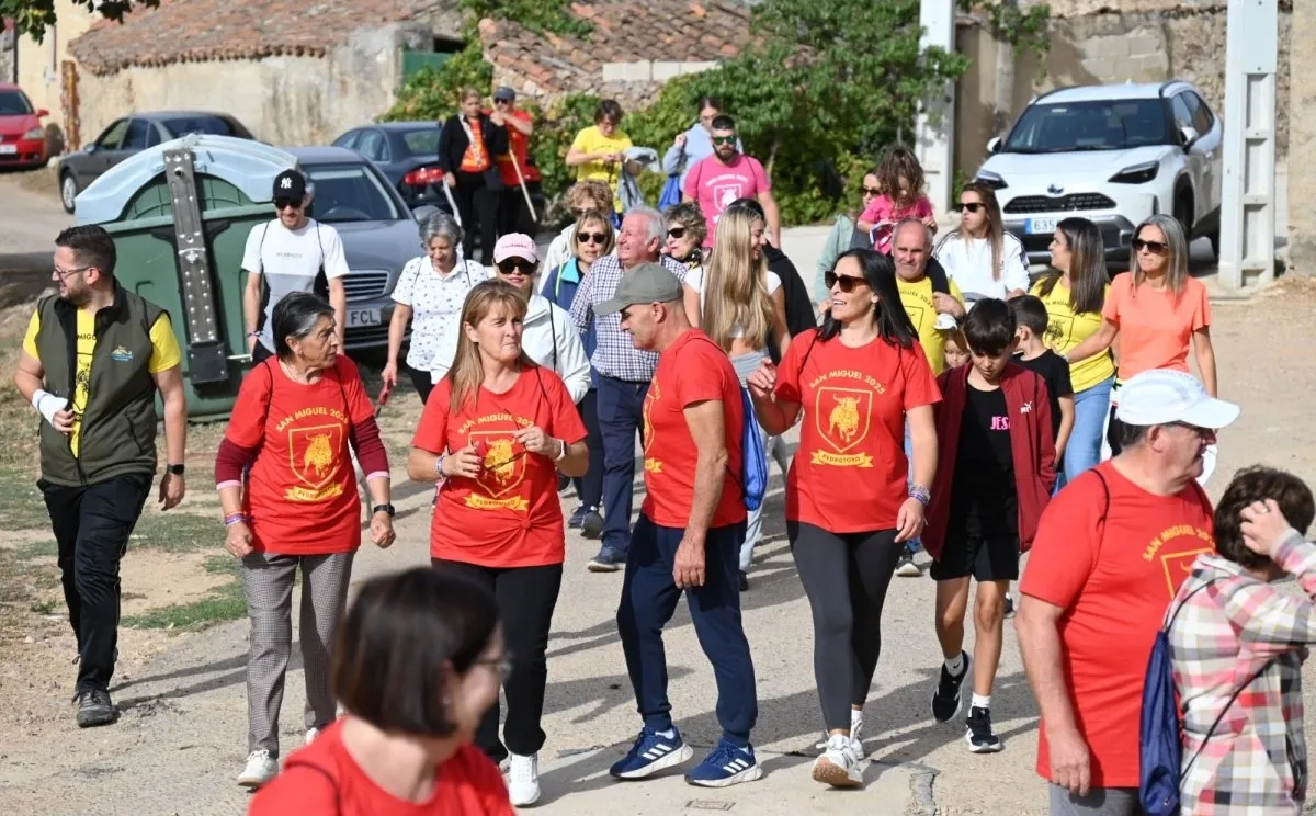 Foto 8 - Unas 120 personas participan a pie y a caballo en el paseo solidario de las fiestas de Pedrotoro