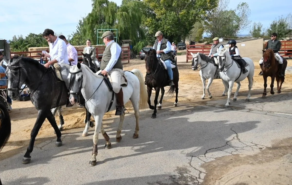 Foto 9 - Unas 120 personas participan a pie y a caballo en el paseo solidario de las fiestas de Pedrotoro