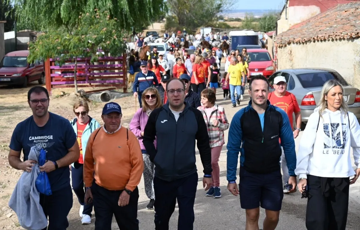 Foto 10 - Unas 120 personas participan a pie y a caballo en el paseo solidario de las fiestas de Pedrotoro