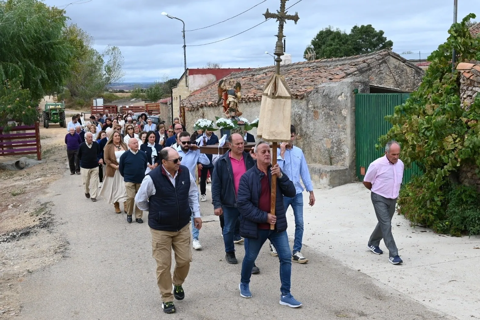 Foto 3 - Los vecinos de Pedrotoro procesionan a su patr&oacute;n