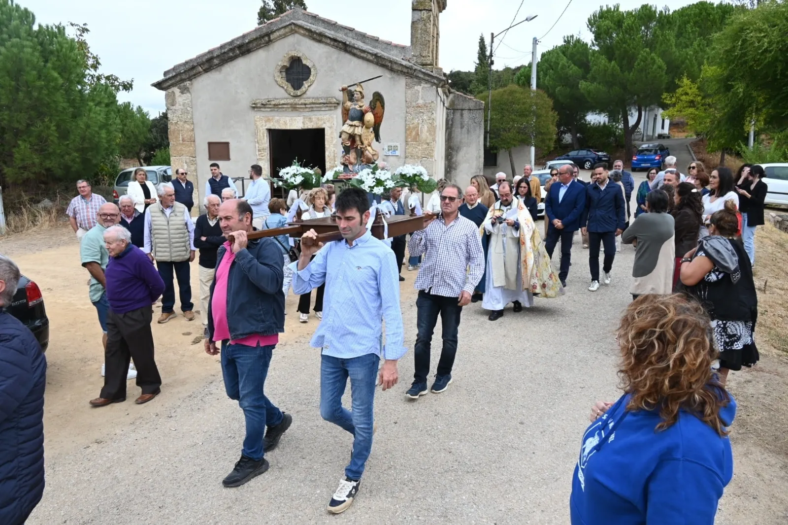 Foto 2 - Los vecinos de Pedrotoro procesionan a su patr&oacute;n