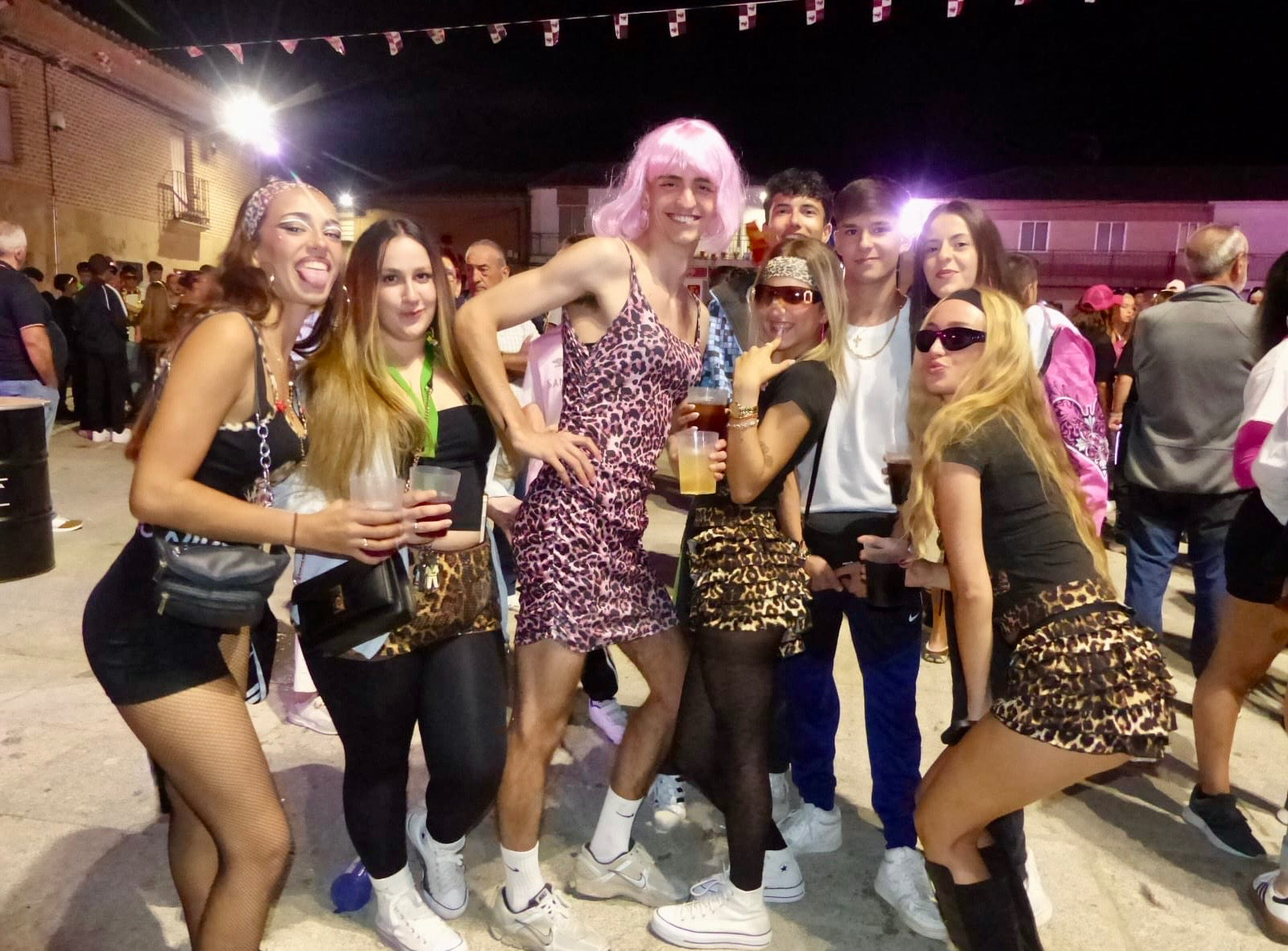 Alegría y color en el multitudinario desfile de peñas que da la bienvenida a las fiestas patronales en Villoria