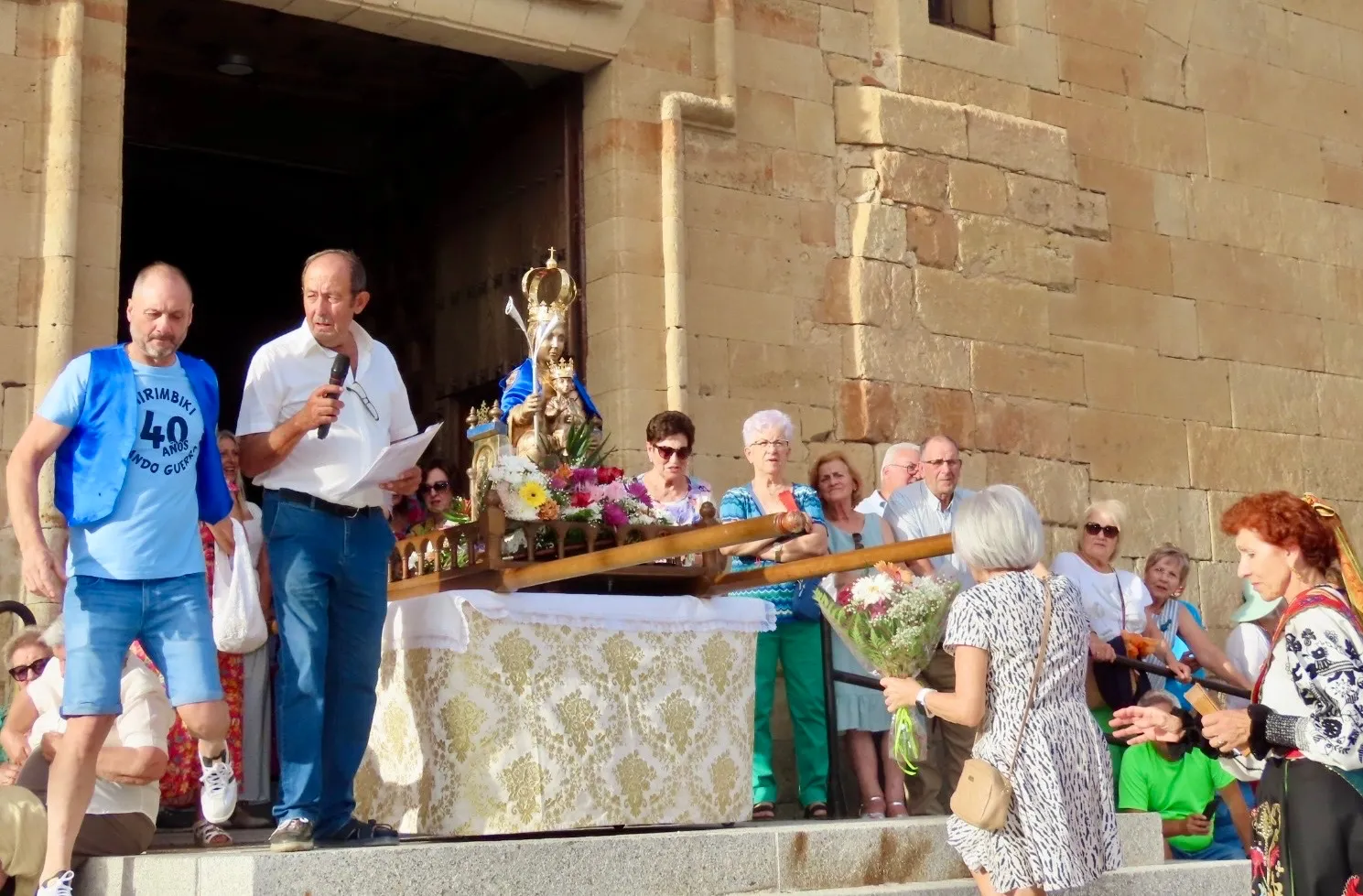 Pregón y ofrenda floral a la Virgen de la Vega en Villoria