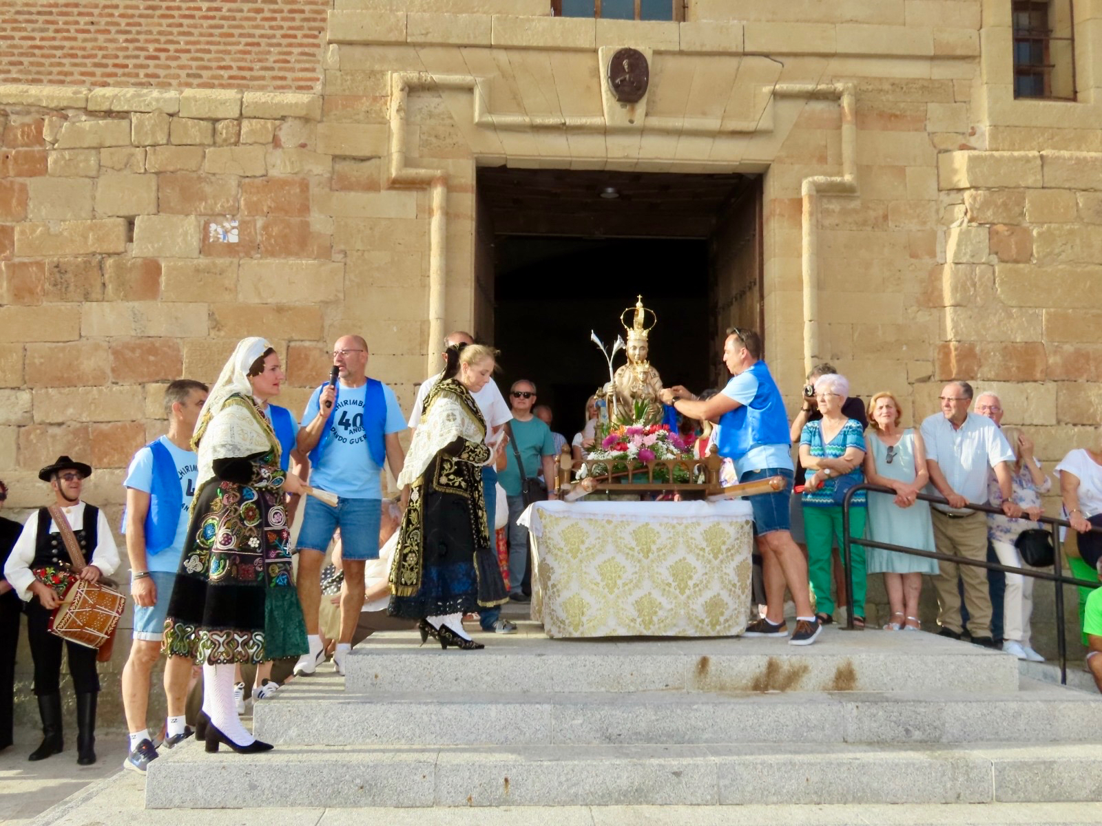 Villoria se echa a las calles para vivir de manera masiva el emotivo pregón de la peña Chirimbiki y la ofrenda floral