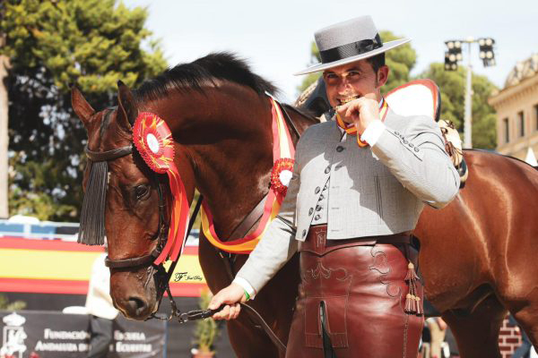 El campeón de España de Doma Vaquera causa baja en la Feria del Caballo por una lesión de su equino
