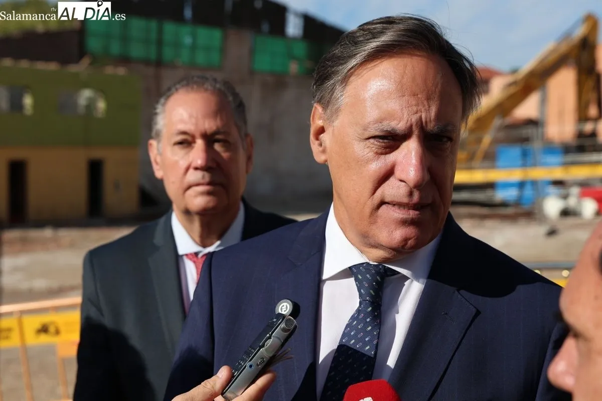 El alcalde de Salamanca, Carlos García Carbayo, visita las obras de urbanización de la Avenida de Salamanca y la calle Río Jordán. Foto de David Sañudo