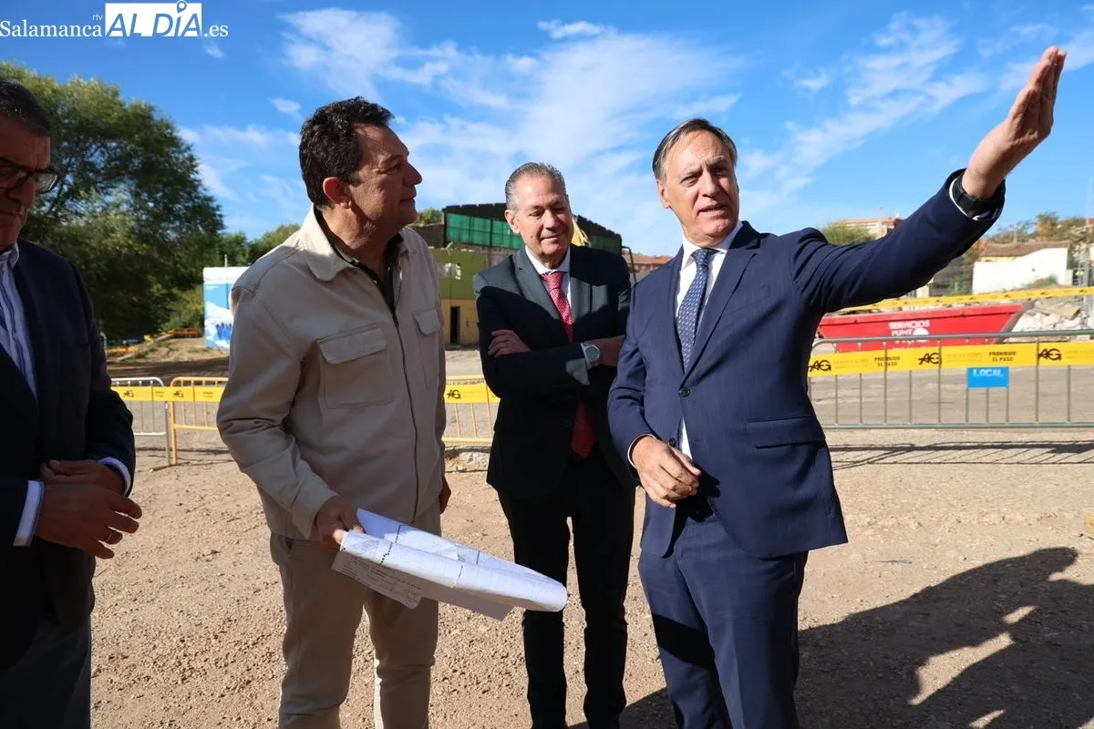 El alcalde de Salamanca, Carlos García Carbayo, visita las obras de urbanización de la Avenida de Salamanca y la calle Río Jordán. Foto de David Sañudo