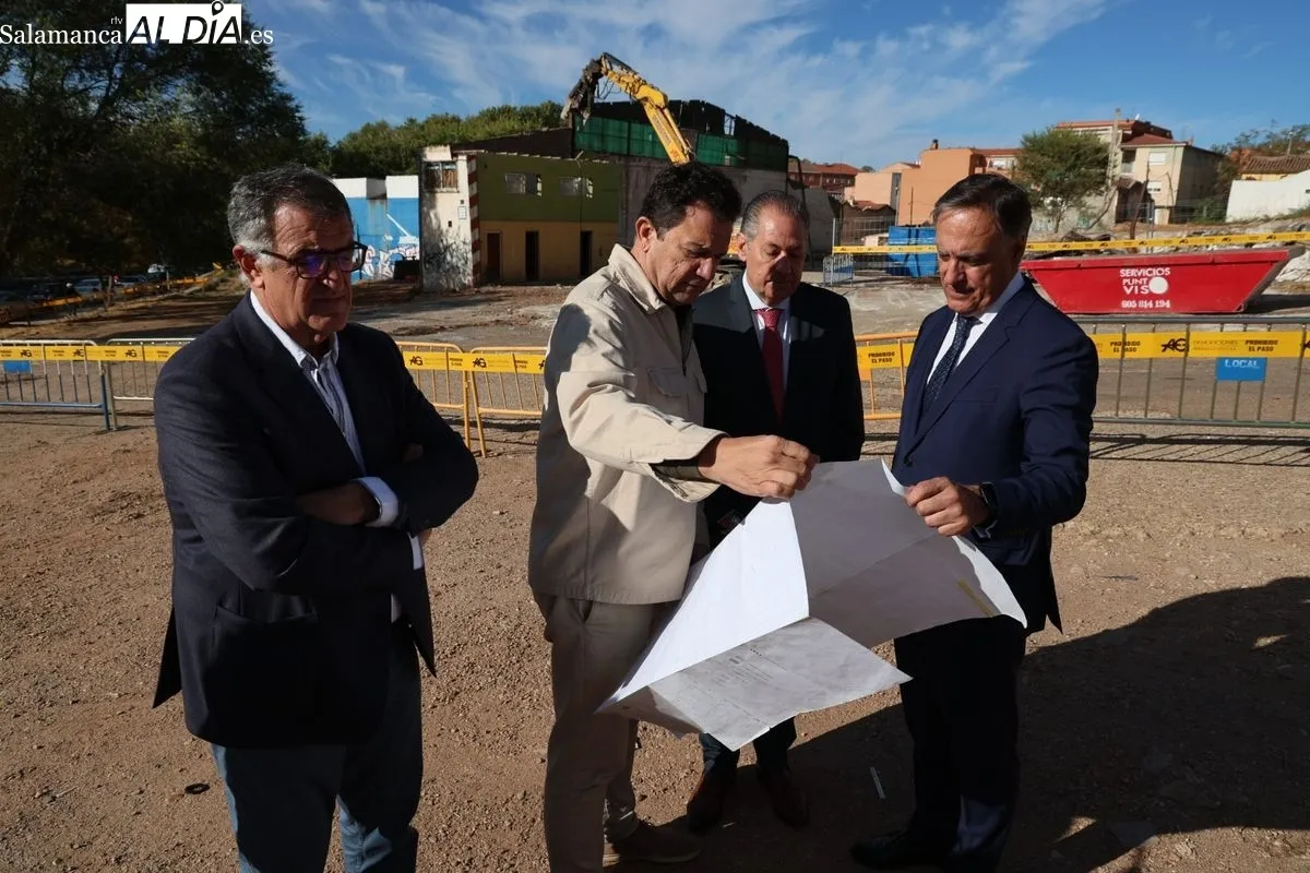 El alcalde de Salamanca, Carlos García Carbayo, visita las obras de urbanización de la Avenida de Salamanca y la calle Río Jordán. Foto de David Sañudo