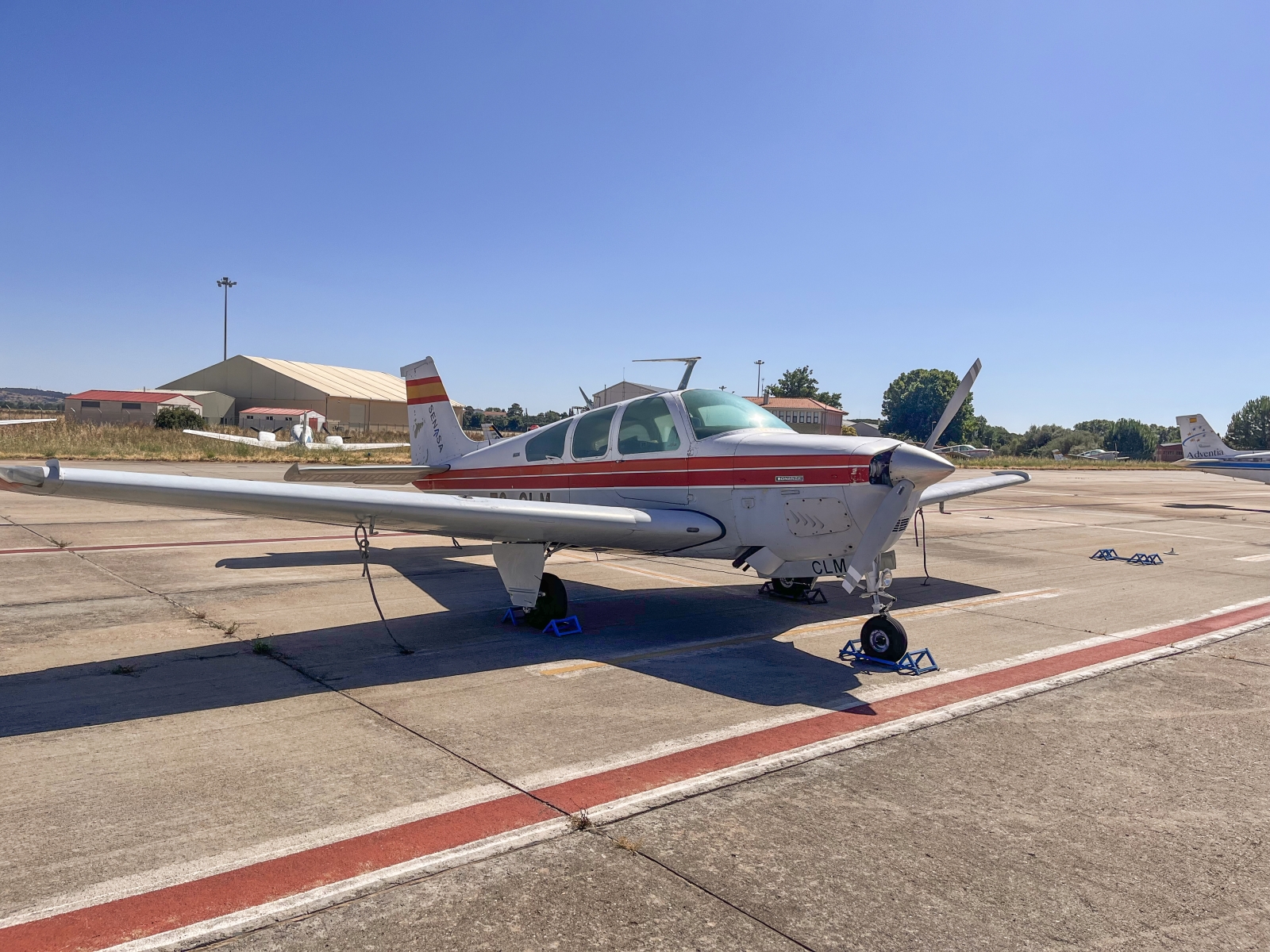 SENASA cede la histórica avioneta Bonanza F33A en Salamanca