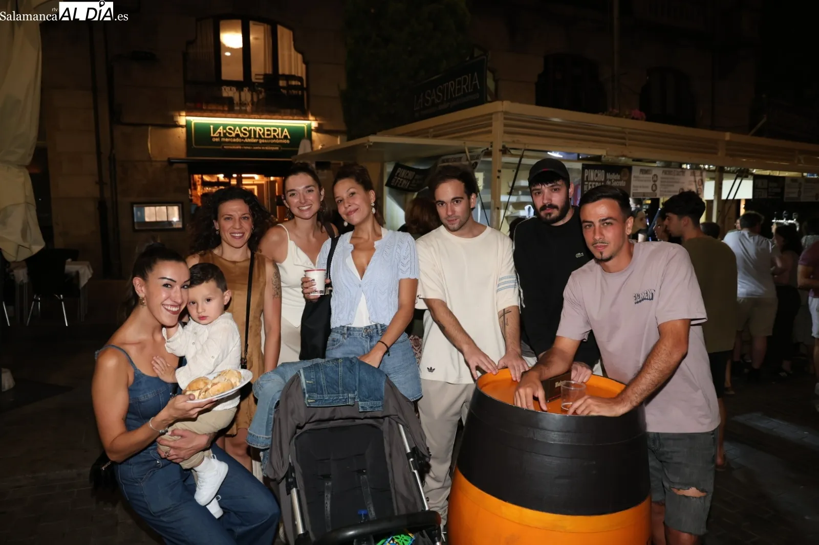 Ambiente en las casetas de la plaza del Mercado | Fotos: David Sañudo