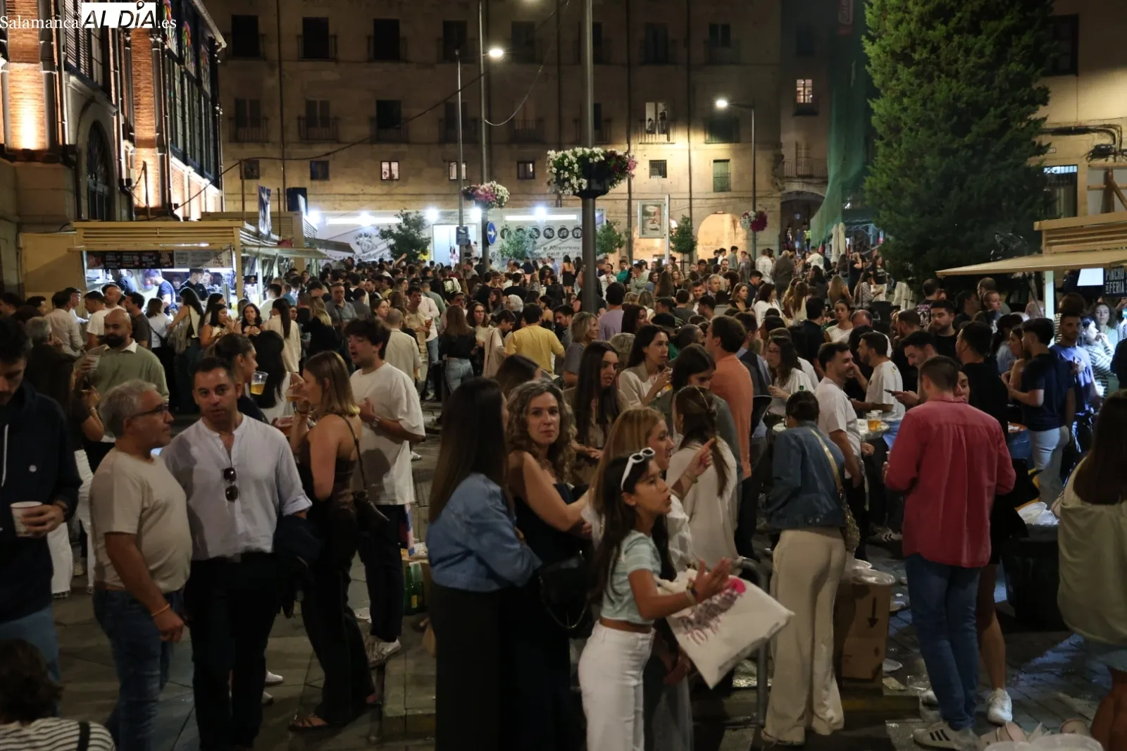 Ambiente en las casetas de la plaza del Mercado | Fotos: David Sañudo